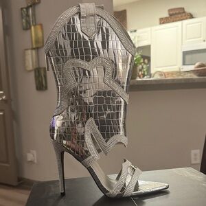 🔥NAYAYE -SILVER - HEELS by CAPE ROBBIN 🔥BRAND NEW IN BOX SZ 8.5 WESTERN BOOTS🔥